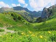 62 Scendiamo sul sent. 219 passando sotto il torrione del Corno Branchino